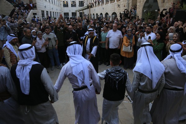 نساء فلسطينيات يشاركن في ليلة الحناء لعروس فلسطينية خلال احتفالات تقليدية في البلدة القديمة بمدينة نابلس، في الضفة الغربية، بتاريخ 3 أكتوبر/تشرين الأول 2026. تصوير: محمد ناصر