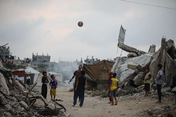 فلسطينيون نازحون يواصلون حياتهم اليومية داخل خيام مؤقتة في مخيم النصيرات وسط قطاع غزة، وسط مخاوف من الأمطار والبرد مع اقتراب الشتاء. 26 أكتوبر 2026. (تصوير: حسن الجدي)