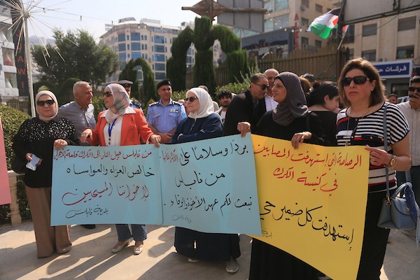فلسطينيون يشاركون في وقفة تضامنية مع الأردن أمام كنيسة البشارة في نابلس، تنديدًا بالاعتداء على مشيّعين في الكرك، 25 أكتوبر 2026. (تصوير: محمد ناصر)