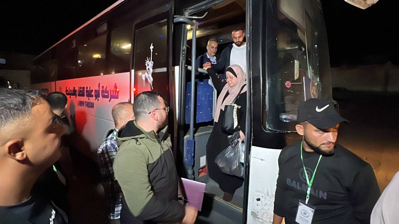 وصول العائدين لمشفى ناصر الطبي قادمين من جمهورية مصر العربية 1.jpg
