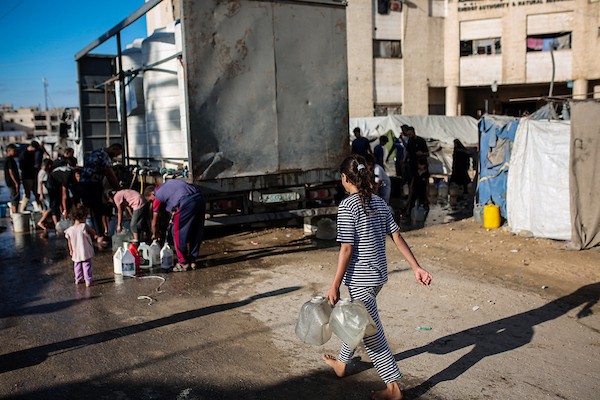 فلسطينيون نازحون يواصلون حياتهم اليومية داخل مدرسة حُوّلت إلى مأوى مؤقت في مدينة غزة، في الذكرى الثالثة لاندلاع الحرب، 7 أكتوبر/تشرين الأول 2026. تصوير: بلال أسامة.