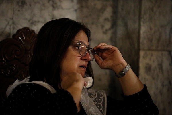 أشخاص يتجمعون خلال جنازة امرأتين مسيحيتين (أم و ابنتها) فلسطينيتين في كنيسة القديس بورفيريوس للروم الأرثوذكس في مدينة غزة، في 3 أكتوبر 2026. تصوير بلال أسامة