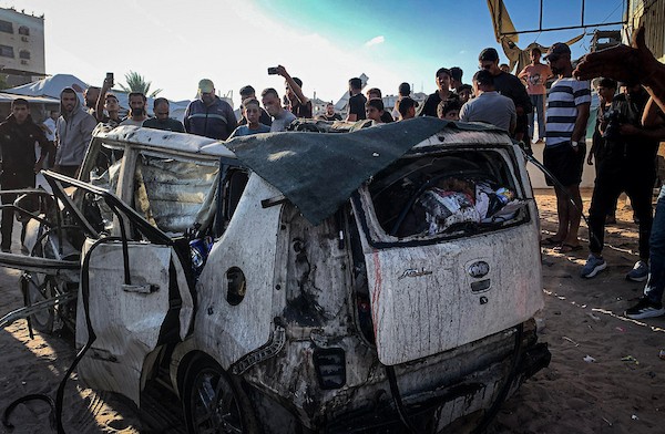 فلسطينيون يتجمعون في موقع استهداف مركبة بغارة جوية إسرائيلية في حي تل الهوى جنوب غربي مدينة غزة، يوم 8 أكتوبر/تشرين الأول 2026. تصوير: أحمد الشوا