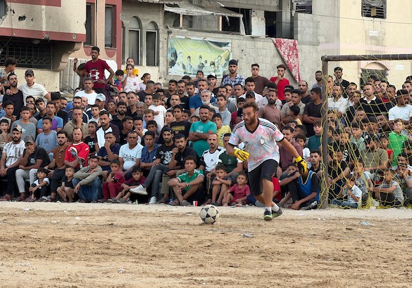 مباراة ودية وسط مخيمات النزوح في خان يونس، جنوب قطاع غزة، في 2 أكتوبر/تشرين الأول 2026. تصوير: طارق محمد