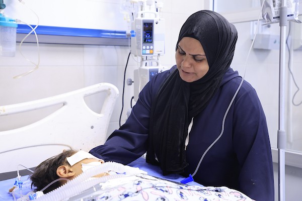 الطفل الفلسطيني محمد الجبالي (7 أعوام)، المصاب بسرطان الدم، يرقد على سرير داخل مستشفى الشفاء بمدينة غزة، في 18 أكتوبر/تشرين الأول 2026، منتظرًا الموافقة على سفره للعلاج في الخارج.تصوير: عبد الله أبو الخير