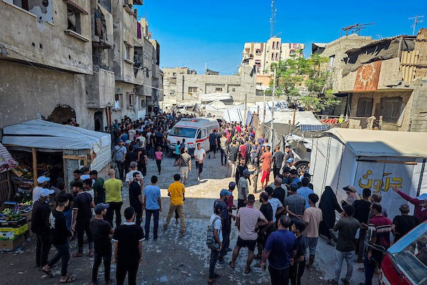 فلسطينيون يتجمعون في موقع غارة جوية إسرائيلية استهدفت سطح منزل في مخيم خان يونس، جنوب قطاع غزة، وأسفرت عن استشهاد فلسطيني، 7 أكتوبر/تشرين الأول 2026. تصوير: طارق محمد.