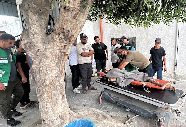 فلسطينيون ينوحون على رجل في مستشفى الشفاء بعد استشهاده في غارة جوية إسرائيلية استهدفت خيمة في مدينة غزة، في 2 أكتوبر/تشرين الأول 2026. صورة: هادي داود
