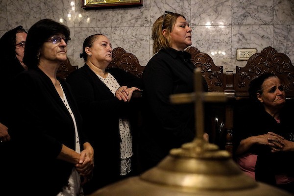 أشخاص يتجمعون خلال جنازة امرأتين مسيحيتين (أم و ابنتها) فلسطينيتين في كنيسة القديس بورفيريوس للروم الأرثوذكس في مدينة غزة، في 3 أكتوبر 2026. تصوير بلال أسامة