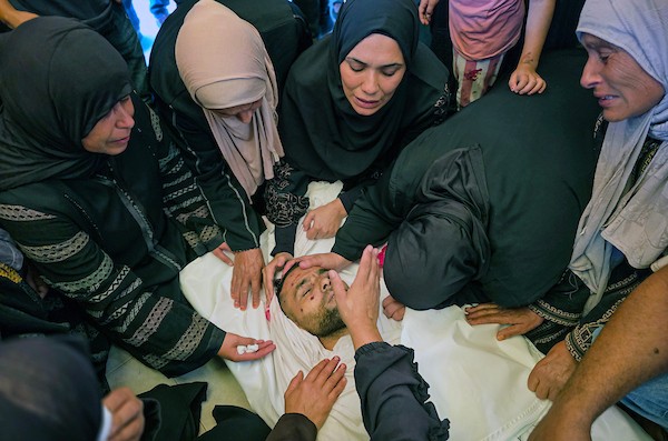 فلسطينيون يودّعون جثماني الشهيدين باسل قشطة وأحمد الشاعر خلال مراسم تشييعهما في مجمع ناصر الطبي بمدينة خانيونس،15 أكتوبر/تشرين الأول 2026. تصوير: طارق محمد