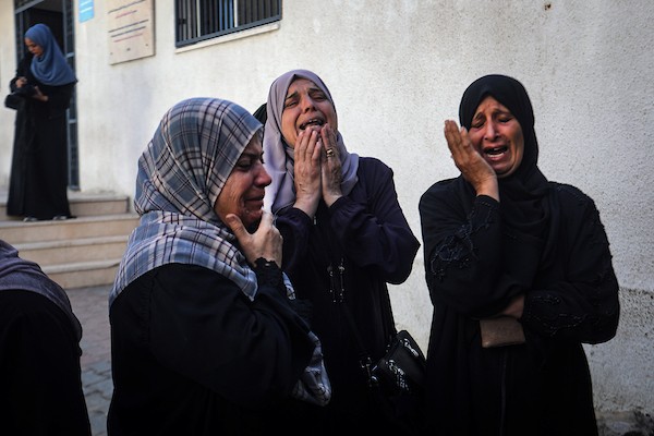 مشيّعون يودّعون جثامين ثلاثة فلسطينيين، بينهم الزوجان أكرم ياسين ودينا أبو بكر، في مستشفى الشفاء بمدينة غزة، ، 20 أكتوبر/تشرين الأول 2026.تصوير: محمد صالحة