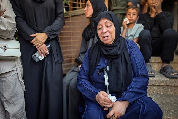 فلسطينيون يودّعون جثامين أربعة شهداء ارتقوا في غارة إسرائيلية شمال رفح، خلال مراسم تشييع بمجمع ناصر الطبي في خان يونس، 29 أكتوبر 2026.  (تصوير: طارق محمد)