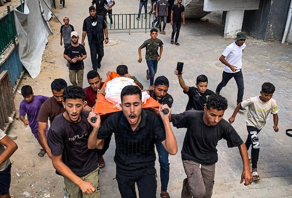 فلسطينيون يشيّعون جثامين خمسة شهداء، بينهم نساء وأطفال، ارتقوا في غارات إسرائيلية على مدينة غزة، في 9 تشرين الأول/أكتوبر 2026. (تصوير: أحمد الشوا)