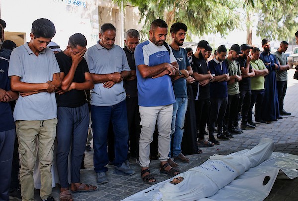 ودّع المشيّعون جثامين أربعة فلسطينيين، بينهم امرأة، في مستشفى الشفاء بمدينة غزة في 30 سبتمبر/أيلول 2026. (صورة: محمد صالحة)