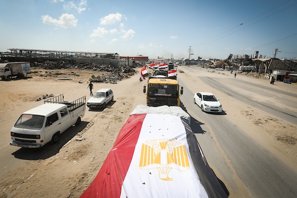قافلة مساعدات إنسانية محملة بالخيام والأغطية والبطانيات ومستلزمات الشتاء تنطلق من مدينة الزوايدة وسط قطاع غزة باتجاه شمال القطاع، بالتزامن مع إطلاق حملة «إيد بإيد.. سند وأمان»، في 4 أكتوبر/تشرين الأول 2026. (تصوير: معز صالحي)