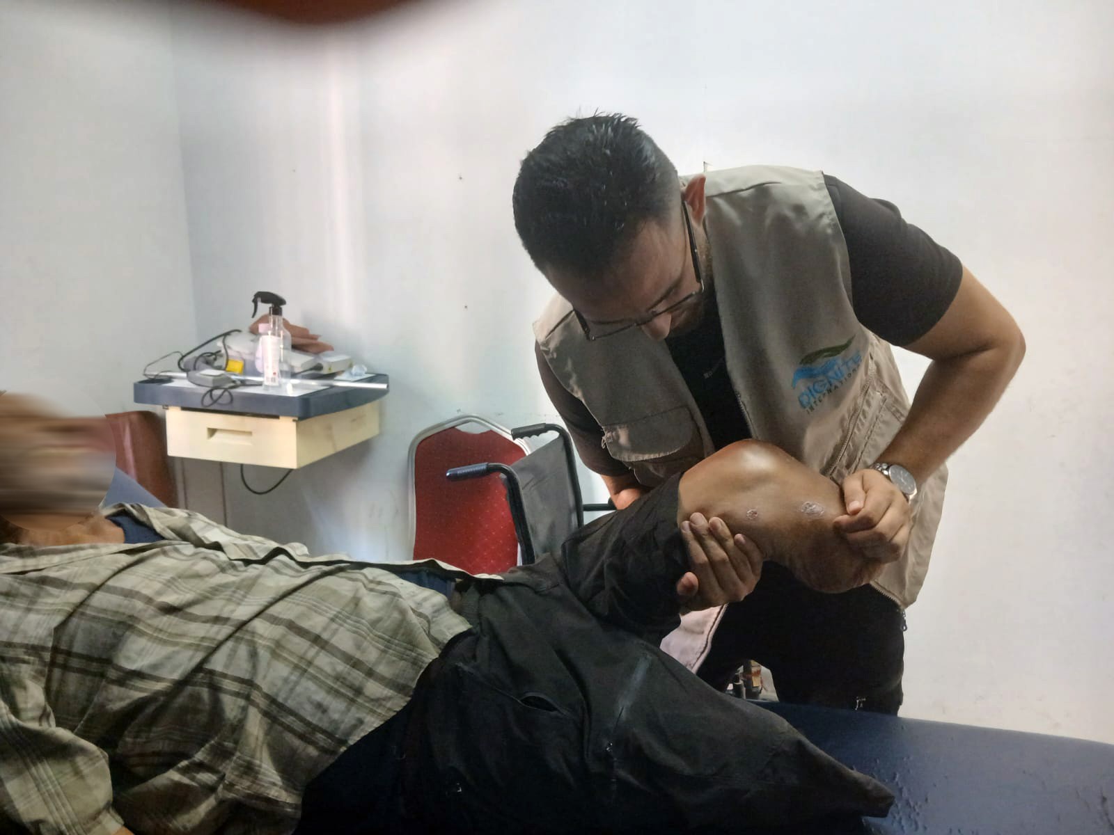 صور-من-جلسات-العلاج-الطبيعي-و-الكشف-الطبي-(1).jpg