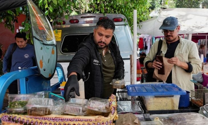محمد عابد وصل إلى المكسيك في الربيع الماضي برفقة 17 من أفراد عائلته ويقوم بإعداد الطعام الفلسطيني في سوق مفتوحة بمنطقة كونديسا في مكسيكو سيتي يوم 22 سبتمبر أيلول 2026. تصوير- فريد راموس.jpg