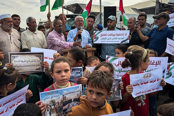 نازحون يشاركون في وقفة احتجاجية أمام مخيم حلاوة ومخيمات إيواء أخرى غرب جباليا شمال قطاع غزة، في 14 أكتوبر/تشرين الأول 2026. (تصوير: ميكائيل بهار)