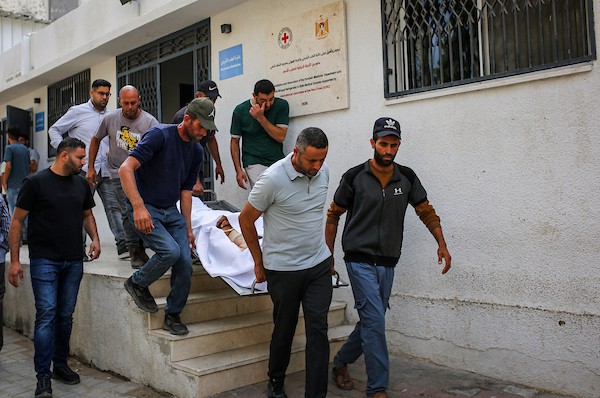 ودّع المشيّعون جثامين أربعة فلسطينيين، بينهم امرأة، في مستشفى الشفاء بمدينة غزة في 30 سبتمبر/أيلول 2026. (صورة: محمد صالحة)