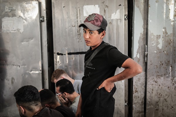 مسعفون ينقلون جثماني فلسطينيين استشهدا وجرحى إثر غارة إسرائيلية استهدفت مركبة مدنية في مخيم المغازي وسط قطاع غزة، إلى مستشفى شهداء الأقصى بدير البلح، 29 أكتوبر 2026. (تصوير: معز صالحي)