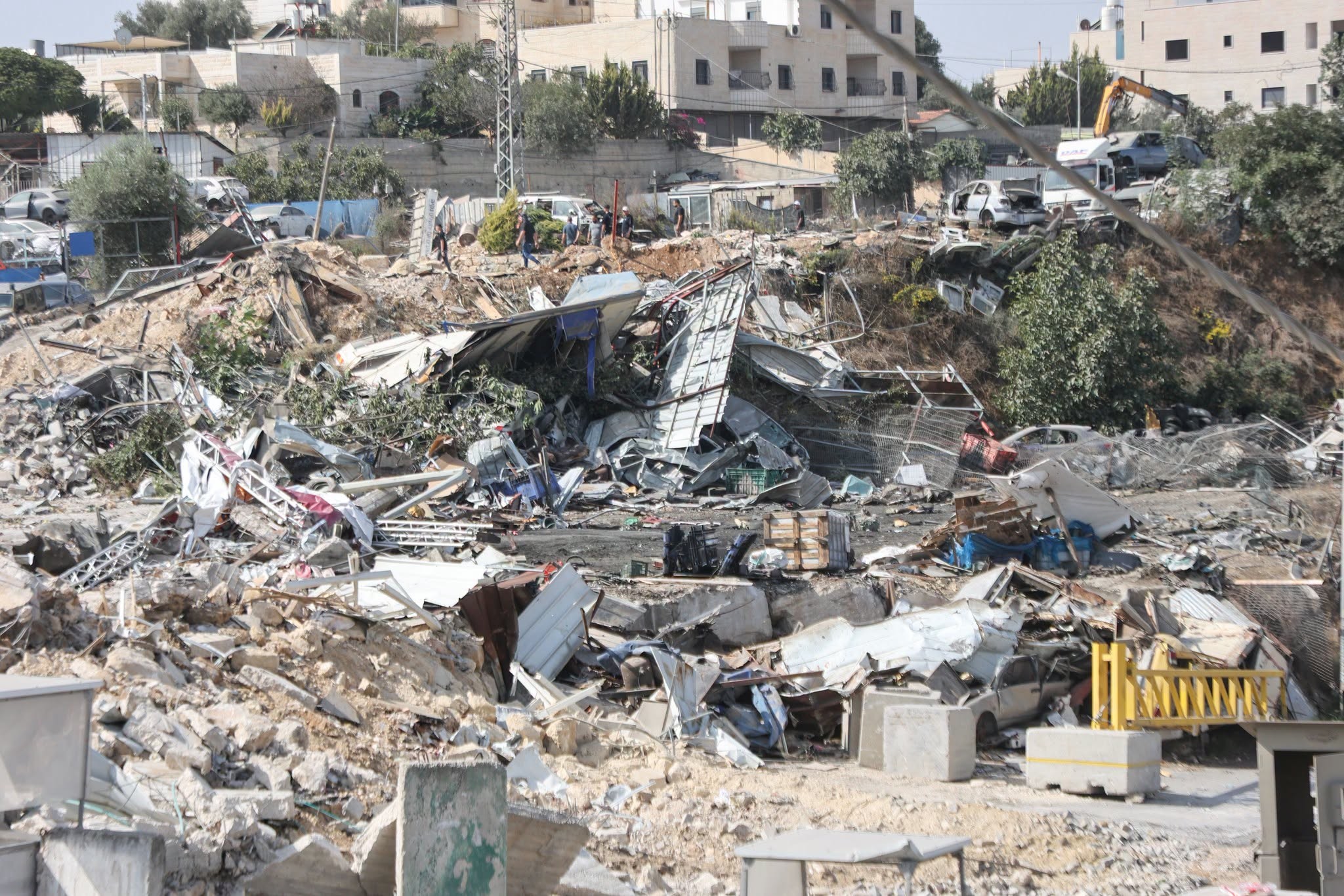 آثار الدمار والخراب الذي خلفه جيش الاحـــ ـتــــ ـلال في منطقة فرش الهوى - المدخل الغربي لمدينة الخليل.jpg