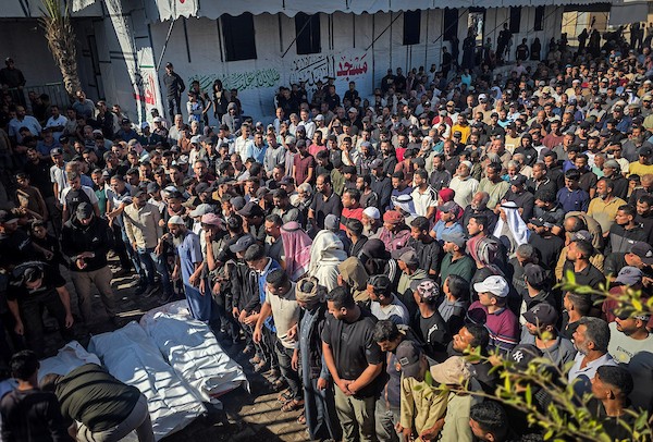فلسطينيون يودّعون جثامين أربعة شهداء ارتقوا في غارة إسرائيلية شمال رفح، خلال مراسم تشييع بمجمع ناصر الطبي في خان يونس، 29 أكتوبر 2026.  (تصوير: طارق محمد)