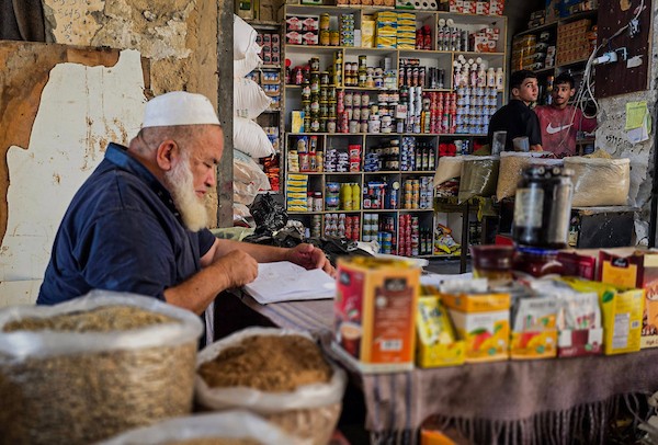 باعة فلسطينيون يستأنفون نشاطهم في سوق الحبوب التاريخي بمدينة خان يونس جنوبي قطاع غزة، في 14 أكتوبر/تشرين الأول 2026. (تصوير: طارق محمد)