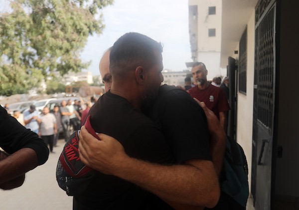 مشيعون يودّعون الشهيدين عبيدة مرتجى وحاتم حسنين في مستشفى الشفاء بمدينة غزة، 17 أكتوبر/تشرين الأول 2026. (تصوير: محمد صالحة)