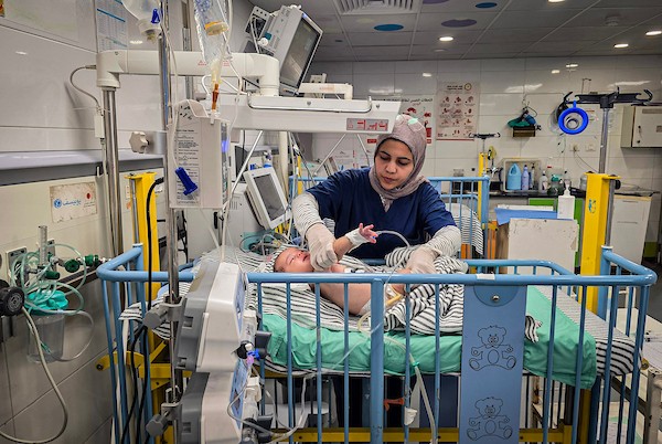 أطفال فلسطينيون يتلقون العلاج من التهاب السحايا البكتيري في مجمع ناصر الطبي بخان يونس، وسط تحذيرات طبية عقب وفاة أربعة أطفال خلال شهر.