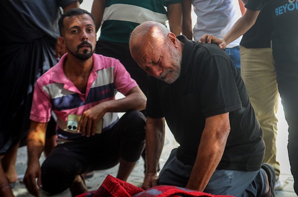 فلسطينيون يودّعون جثمان الشهيد محمد عبد الخالق خلة في مستشفى الشفاء بمدينة غزة، الخميس 15 أكتوبر/تشرين الأول 2026.تصوير: محمد صالحة