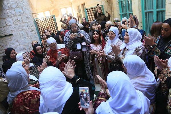 نساء فلسطينيات يشاركن في ليلة الحناء لعروس فلسطينية خلال احتفالات تقليدية في البلدة القديمة بمدينة نابلس، في الضفة الغربية، بتاريخ 3 أكتوبر/تشرين الأول 2026. تصوير: محمد ناصر