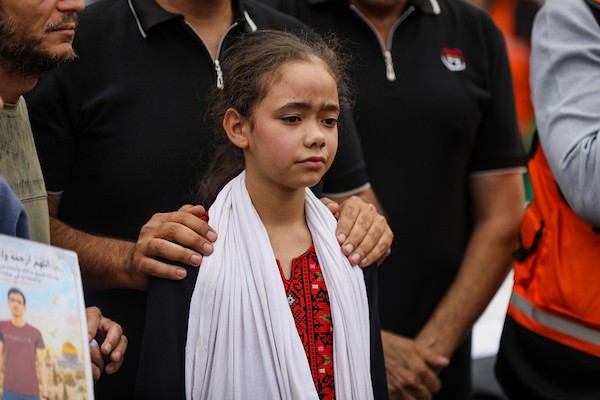 غزة – 18 أكتوبر/تشرين الأول 2026: فلسطينيون يشيّعون جثامين ورفات 75 شهيدًا انتشلتها طواقم الدفاع المدني من تحت أنقاض مبانٍ دمرها القصف الإسرائيلي في حي الدرج بمدينة غزة.تصوير: محمد صالحة