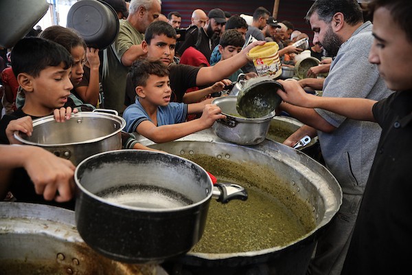 فلسطينيون نازحون يتجمعون للحصول على وجبات مجانية في مخيم النصيرات وسط قطاع غزة، في ظل تفاقم الجوع وتقليص المساعدات الغذائية بسبب نقص التمويل، 20 أكتوبر/تشرين الأول 2026.تصوير: حسن الجدي