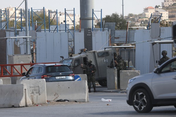 جنود وآليات عسكرية تابعة لقوات الاحتلال ينتشرون في شوارع الخليل، بالتزامن مع استمرار العدوان لليوم الرابع، 26 تشرين الأول/أكتوبر 2026. (تصوير: مأمون وزواز)