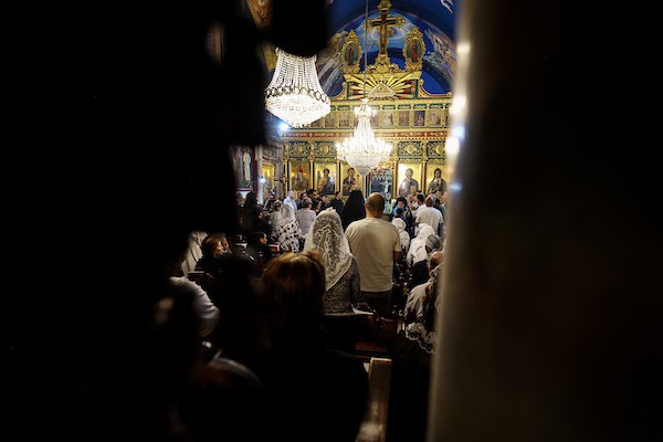 أشخاص يتجمعون خلال جنازة امرأتين مسيحيتين (أم و ابنتها) فلسطينيتين في كنيسة القديس بورفيريوس للروم الأرثوذكس في مدينة غزة، في 3 أكتوبر 2026. تصوير بلال أسامة