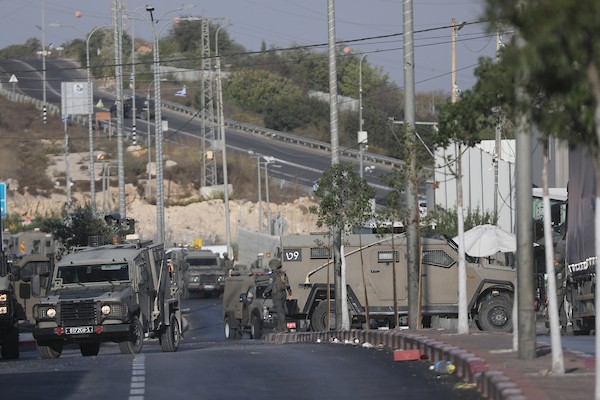 جنود الاحتلال ينتشرون في منطقة فرش الهوى شمال الخليل، عقب قتل فلسطينيين اثنين وفرض طوق عسكري على المنطقة، 23 أكتوبر 2026. (تصوير: مأمون وزواز)