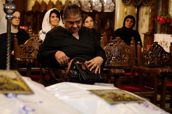 أشخاص يتجمعون خلال جنازة امرأتين مسيحيتين (أم و ابنتها) فلسطينيتين في كنيسة القديس بورفيريوس للروم الأرثوذكس في مدينة غزة، في 3 أكتوبر 2026. تصوير بلال أسامة