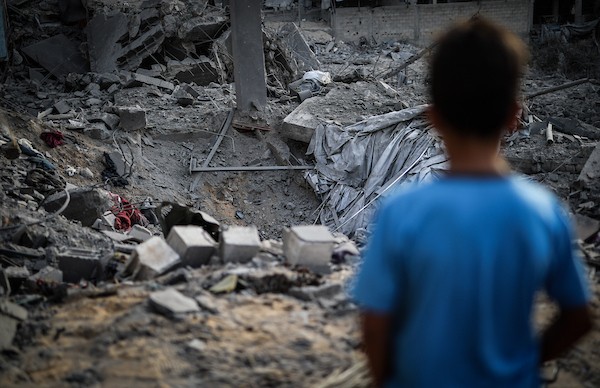 فلسطينيون يتفقدون ممتلكاتهم وسط أنقاض مبنى سكني استهدفته غارة جوية إسرائيلية في حي اليرموك بمدينة غزة، يوم 16 أكتوبر/تشرين الأول 2026. (تصوير: محمد صالحة)