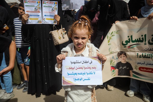 فلسطينيون يشاركون في وقفة بمدينة غزة، في 15 أكتوبر/تشرين الأول 2026، مطالبين بفتح المعابر ولمّ شمل العائلات التي فرّقتها الحرب. (تصوير: محمد صالحة)