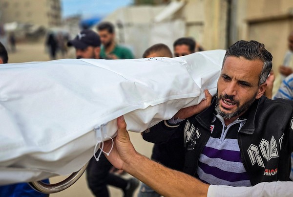 خان يونس – 18 أكتوبر/تشرين الأول 2026: فلسطينيون يشيّعون جثمان الشهيدة وجدان شراب، التي قُتلت، بحسب مصادر محلية، برصاص قوات الاحتلال الإسرائيلي أثناء وجودها داخل منزلها وسط مدينة خان يونس، جنوب قطاع غزة. تصوير: طارق محمد