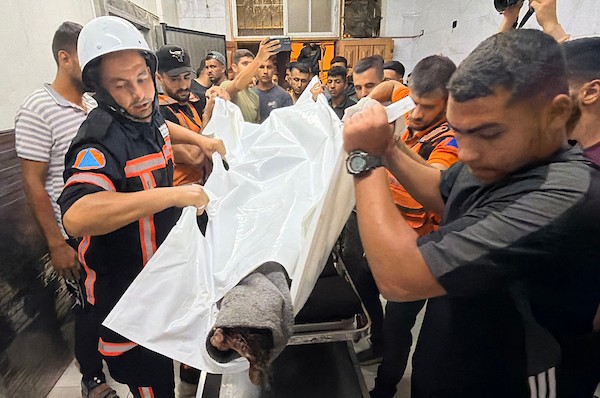 فلسطينيون ينقلون جثامين ثلاثة شهداء وعددًا من المصابين إلى مجمع ناصر الطبي، عقب غارة إسرائيلية استهدفت خيمة، غربي خان يونس، 11 أكتوبر/تشرين الأول 2026. (تصوير: طارق محمد)