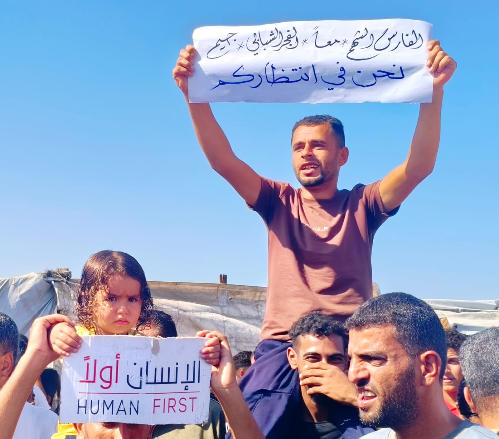 وقفة شعبية لستة آلاف أسرة نازحة في مخيمات فش فرش الشمالي تطالب بحقوقها ومساعدات عاجلة