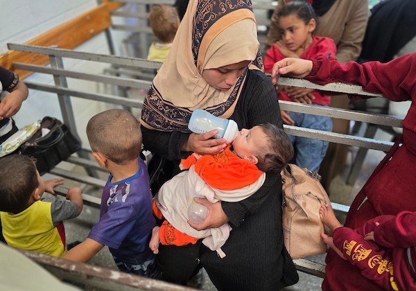 أمهات فلسطينيات يصطحبن أطفالهن إلى عيادة سوء التغذية في مجمع ناصر الطبي بمدينة خان يونس، جنوب قطاع غزة، في 17 أكتوبر/تشرين الأول 2026. (تصوير: طارق محمد)