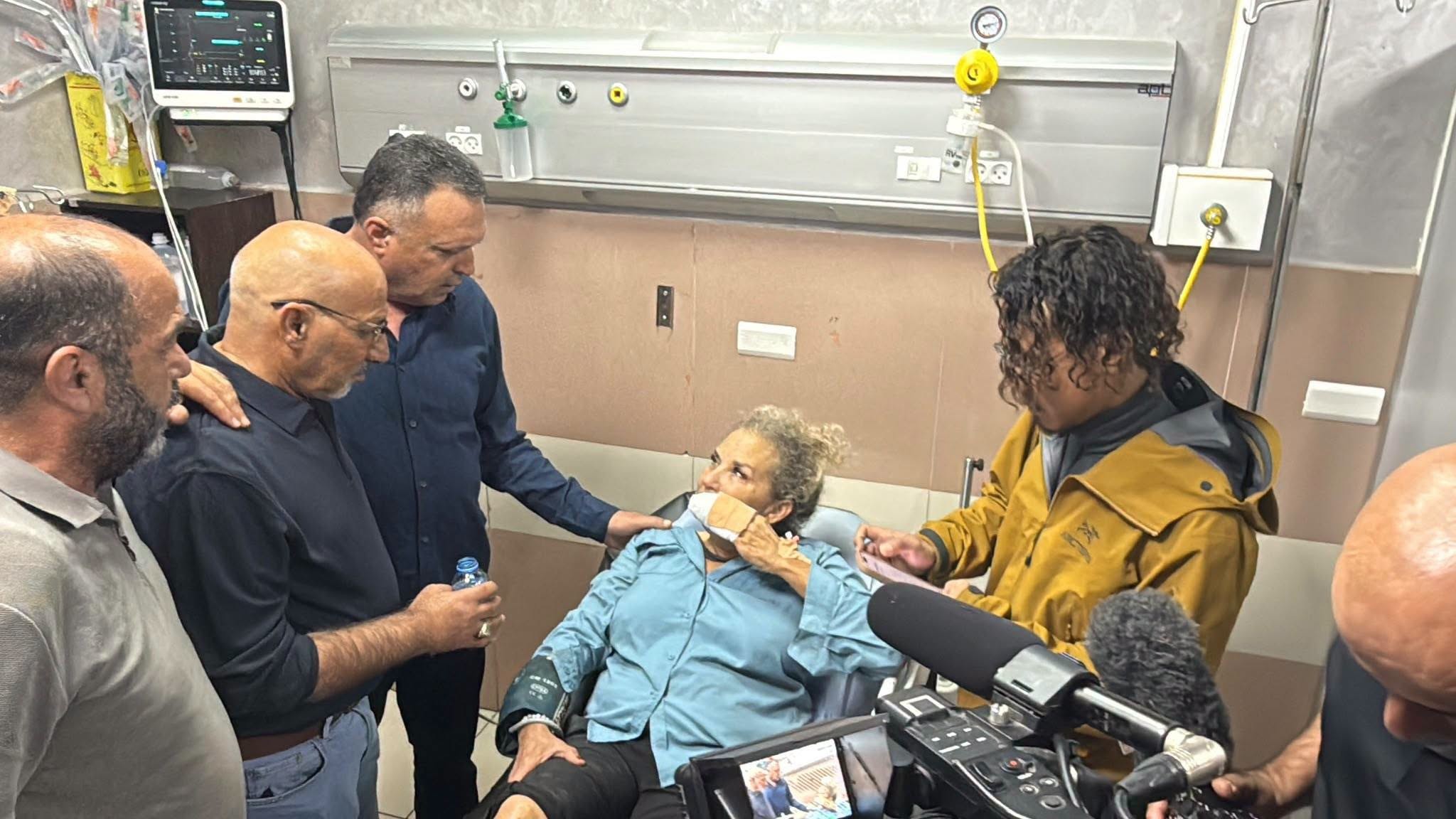 نقيب الصحفيين الفلسطينيين ناصر أبو بكر خلال تفقده المصورة الصحفية الأمريكية هايدي لافيني 2.jpg
