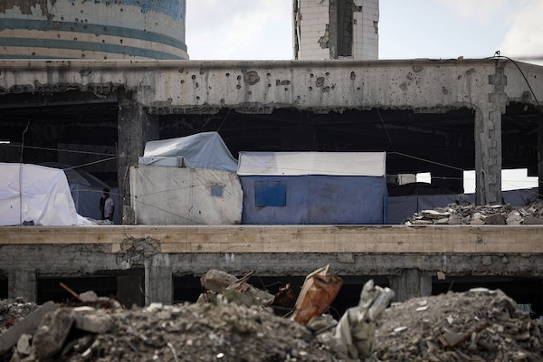 عائلات فلسطينية نازحة تعيش وسط أنقاض مسجد الشافعي المتضرر جراء الحرب الإسرائيلية في حي الزيتون بمدينة غزة، 9 تشرين الأول/أكتوبر 2026. (تصوير: بلال أسامة)