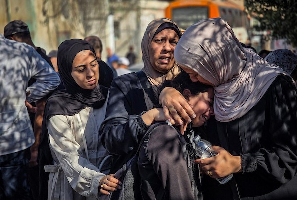 فلسطينيون يودّعون جثامين أربعة شهداء ارتقوا في غارة إسرائيلية شمال رفح، خلال مراسم تشييع بمجمع ناصر الطبي في خان يونس، 29 أكتوبر 2026.  (تصوير: طارق محمد)