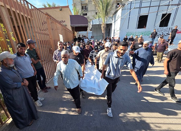 جنازة تامر الحمايدة، 42 عامًا، الذي قُتل في غارة جوية إسرائيلية استهدفت نقطة تفتيش تابعة للشرطة في منطقة المواصي جنوب خان يونس، 2 أكتوبر/تشرين الأول 2026. صورة: طارق محمد