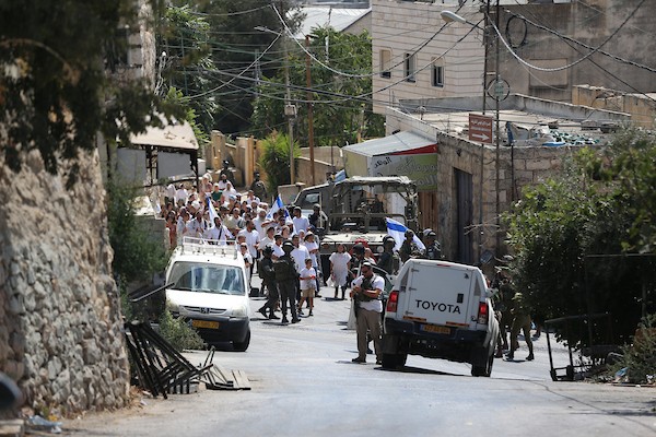 يقيّد الجنود الإسرائيليون حركة الفلسطينيين ويتخذون إجراءات أمنية خلال جولة قام بها مستوطنون في البلدة القديمة بالخليل، في 3 أكتوبر/تشرين الأول 2026. تصوير مأمون وزواز