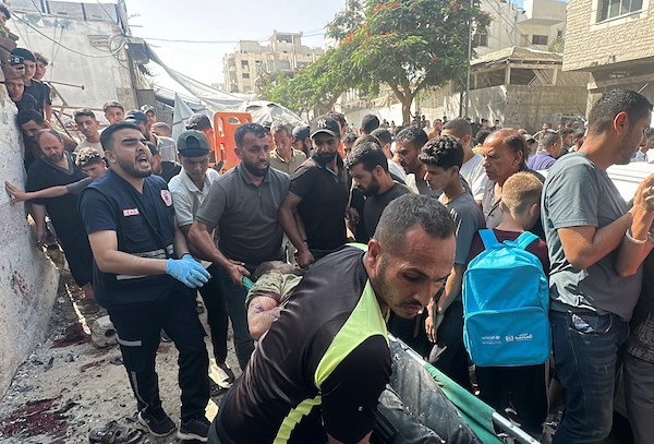 نقل جثامين شهداء وجرحى إلى مستشفى الشفاء بمدينة غزة، عقب غارة جوية إسرائيلية استهدفت مجموعة من الفلسطينيين غربي المدينة، في 10 أكتوبر/تشرين الأول 2026. (تصوير: محمد صالحة)