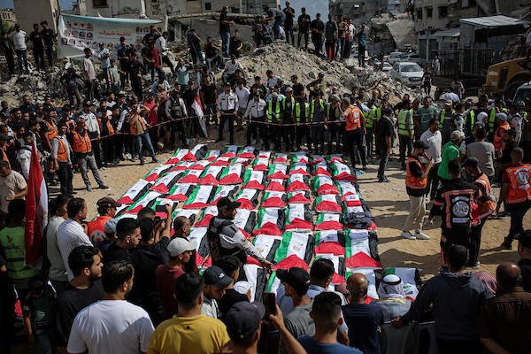 جنازة جماعية لـ 105 فلسطينيين تم انتشال رفاتهم من تحت أنقاض مبانٍ مدمرة في منطقة التاج بحي اليرموك بمدينة غزة، في الأول من أكتوبر/تشرين الأول 2026. (صورة: بلال أسامة)