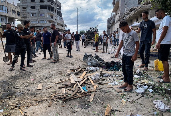 يتفقد فلسطينيون موقع غارة إسرائيلية استهدفت مركبة تجر عربة تُستخدم لنقل المدنيين في حي تل الهوى بمدينة غزة في 30 سبتمبر/أيلول 2026. (صورة: أحمد الشوا)